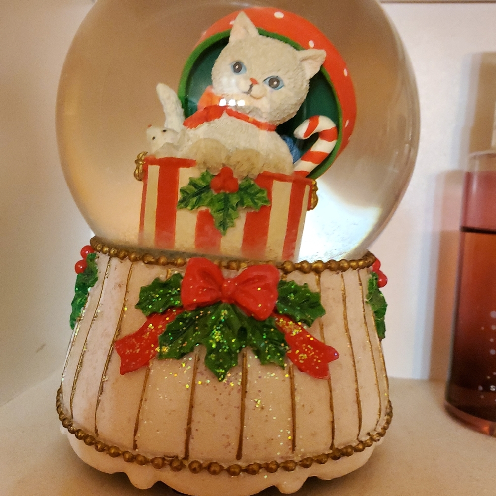 🥳 Host Pick 🥳 Vintage SF Music Box Christmas Kitten Snow Globe - Picture 5 of 5